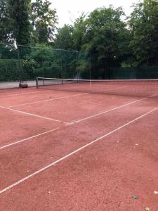 Instalaciones para jugar a tenis o squash en Neptun Apartman o alrededores