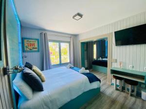ein Schlafzimmer mit einem großen Bett in einem Zimmer in der Unterkunft Villa Palma in Marbella
