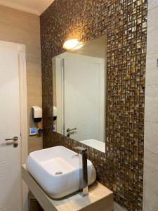布德瓦的住宿－Victoria Top View，一间带水槽和镜子的浴室
