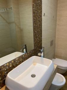 布德瓦的住宿－Victoria Top View，浴室配有白色水槽和卫生间。