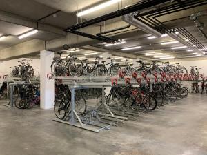 Una habitación con un montón de bicicletas en las estanterías en Karthuizer Zeezicht I, en Nieuwpoort