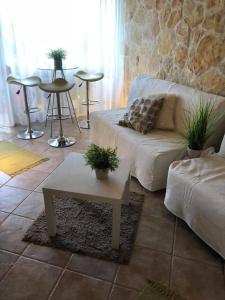 ein Wohnzimmer mit einem weißen Sofa und einem Tisch in der Unterkunft Neptun Apartman in Balatonföldvár