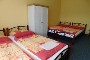 Postel nebo postele na pokoji v ubytování Pension U Mojmíra