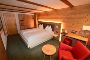 Ένα ή περισσότερα κρεβάτια σε δωμάτιο στο Hotel Chalet Swiss