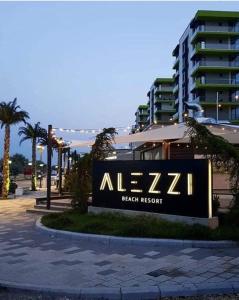 um sinal para um verdadeiro resort em frente a um edifício em ALZ Beach Apartments in Alezzi Beach Resort em Mamaia Nord – Năvodari