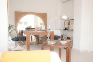 マラガにあるBohemia en El Centro de Malagaのデスク、ランプが備わる客室です。
