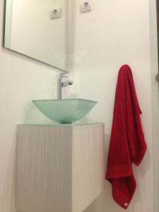 een badkamer met een wastafel en een rode handdoek bij New House Design, Typical Lisbon in Lissabon