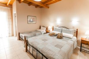 - une chambre avec 2 lits dans l'établissement Hotel Electra, à Tolón