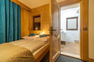 1 Schlafzimmer mit 2 Betten und einer Tür zu einem Zimmer in der Unterkunft Willa Dolina Harenda in Zakopane