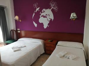 Rúm í herbergi á Hostal Jaime I