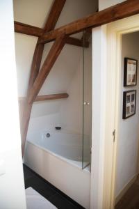 弗利蘭的住宿－B&B "Jan" te Vreeland，一间带浴缸的浴室,位于阁楼