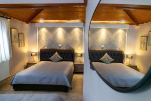 Magda Rooms ''Sea View'' في نيوس مارماراس: سريرين في غرفة مع مرآة