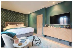 Un dormitorio con una cama grande y un televisor. en at Home in Bruges, en Brujas
