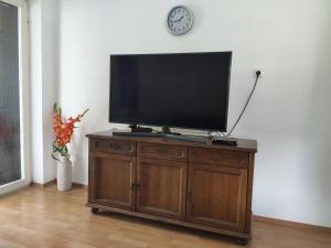 A television and/or entertainment centre at 2 minutes to the beach