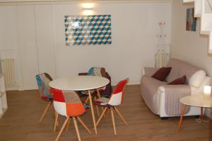 sala de estar con mesa, sillas y sofá en Profumo Di Gelsomino, en Scicli