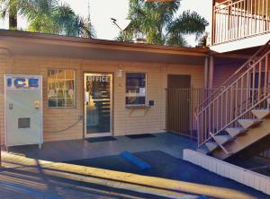 una veranda anteriore di una casa con porta di Downtown Motel 7 a San Bernardino