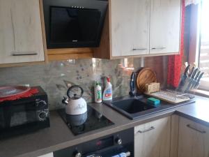 Kuchnia lub aneks kuchenny w obiekcie Domek Na Skarpie