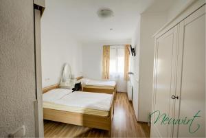 Ένα ή περισσότερα κρεβάτια σε δωμάτιο στο Gasthof Neuwirt / Kressnig