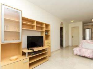 A television and/or entertainment centre at Fewo Mark