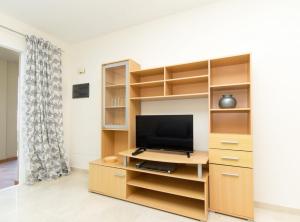 A television and/or entertainment centre at Fewo Mark