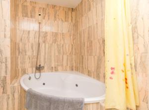 A bathroom at Fewo Mark Még 17 kép