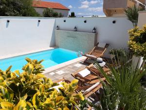 Bazén v ubytovaní Bella Apartments alebo v jeho blízkosti
