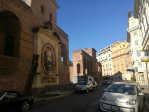 een straat met auto's aan de zijkant van een gebouw bij Two Chic Guesthouse in Rome