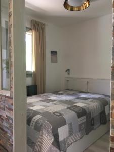 ein Schlafzimmer mit einem Bett mit einer karierten Decke in der Unterkunft les Cimes d'Or Mont blanc in Les Contamines-Montjoie