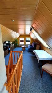 ein Zimmer mit einem Sofa und einem Tisch in einem Zimmer in der Unterkunft Ferienwohnung im Dachgeschoss in Gotthun