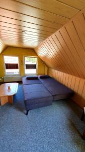 ein Schlafzimmer mit einem Bett und einem Tisch in einem Zimmer in der Unterkunft Ferienwohnung im Dachgeschoss in Gotthun