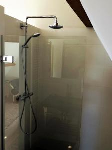 弗利蘭的住宿－B&B "Jan" te Vreeland，浴室内配有淋浴和头顶淋浴