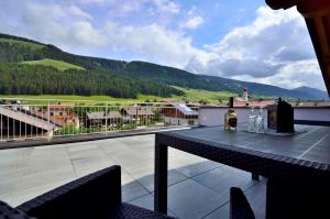 Elle comprend un balcon offrant une vue sur la montagne. dans l'établissement Haus Cosso, à Villabassa