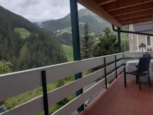 un balcón de una casa con vistas a las montañas en Alpen Ferienwohnung Ill en Lappago