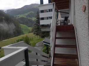 Una escalera en una casa con vistas a las montañas en Alpen Ferienwohnung Ill, en Lappago