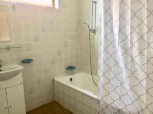 Koupelna v ubytování Lelle-kert Apartman 01