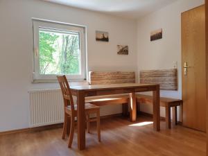 uma sala de jantar com uma mesa e cadeiras e uma janela em HummelHaus 3 in Lindau em Lindau