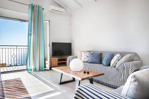 Телевизор и/или развлекательный центр в Votsalo Boutique Villas