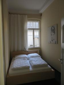 a bed in a bedroom with a window at HERBERGE 28 Ferienwohnung für bis zu 6 Personen in Saalfeld