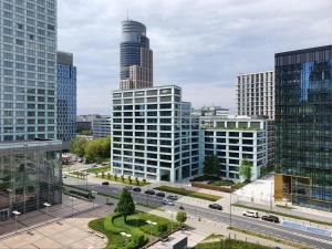 vistas a una ciudad con edificios altos en Chopin Apartments - Platinum Towers, en Varsovia