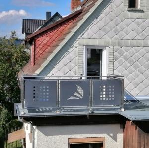 einen Balkon an der Seite eines Hauses in der Unterkunft FeWo Haus Emma OG in Löhnberg