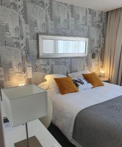 sypialnia z białym łóżkiem i oknem w obiekcie Hôtel Moderna w mieście Cherbourg en Cotentin