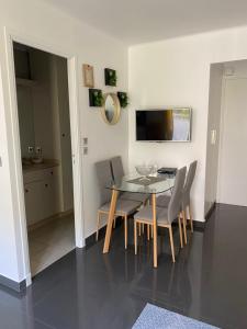 a dining room with a table and chairs at République n°1 in Beausoleil