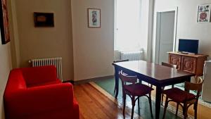 GaressioにあるLa Fornaceのリビングルーム(ダイニングルームテーブル、赤い椅子付)