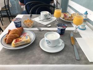 - une table avec une assiette de nourriture et une tasse de café dans l'établissement Milly Lake, à Claino