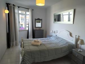 een slaapkamer met een bed met twee handdoeken erop bij 1A Atlantico - Casas & Papeis in Armação de Pêra
