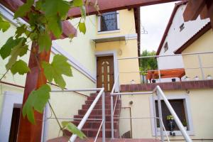 een huis met een trap naar een deur bij Cosbuc Residence & Villa in Sighişoara