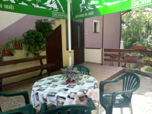 A restaurant or other place to eat at Apartment's Pita & Mare