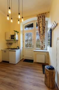 Cette chambre dispose d'une cuisine et d'une porte avec fenêtre. dans l'établissement Apartament Żychoniówka, à Zakopane