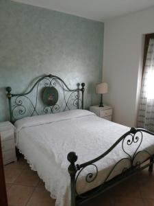 sypialnia z dużym łóżkiem z białą narzutą w obiekcie IL CASOTTO w mieście Itri +12 zdjęć
