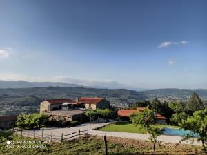 uma villa com piscina e um resort em Quinta do Caritel em Vouzela